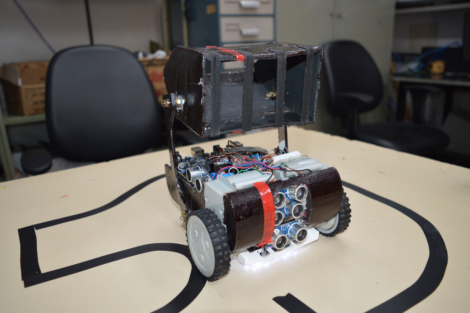 Robô Besouro é construído com peças reaproveitadas de eletrônicos e conta com tecnologia de software e hardware livres